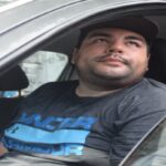 Operativo policial: un conductor se atrincheró en su auto y sería Uber