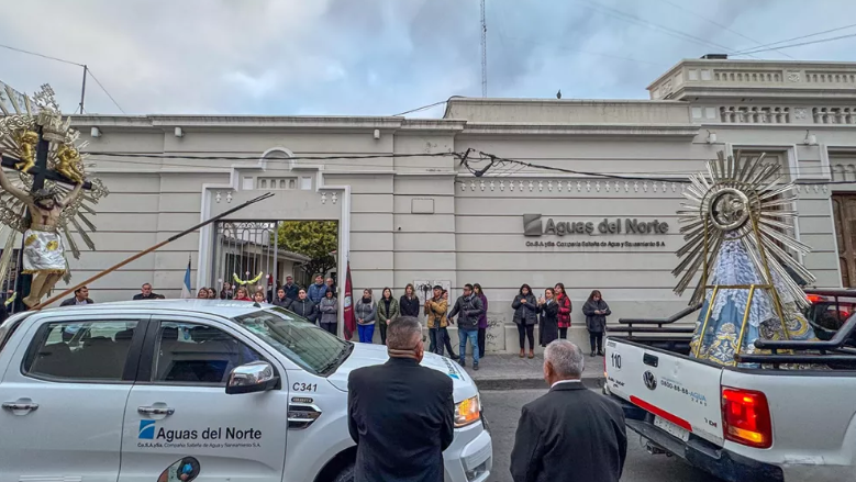 Las imágenes peregrinas del Señor y la Virgen del Milagro visitaron instalaciones de Aguas del Norte