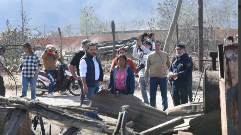 Incendio en Ampliación 20 de Junio: el Gobernador encabezó la respuesta oficial