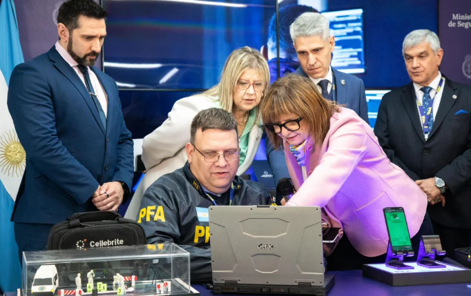 Bullrich presentó el sistema para desbloquear e investigar los celulares en casos criminales de alto impacto