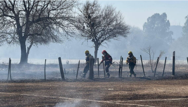 Despliegan un fuerte operativo en San Lorenzo para frenar incendios de pastizales