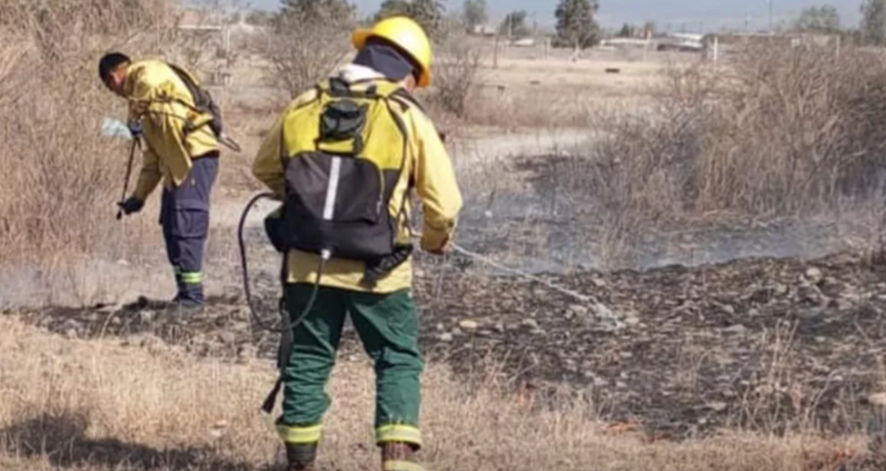 Ola de incendios de pastizales afecta a Capital y otras localidades del interior