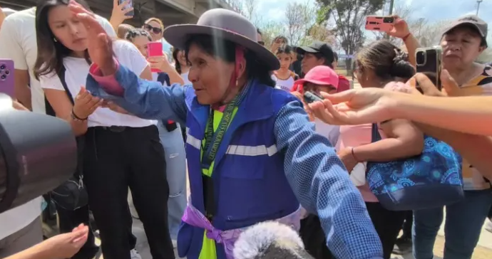 La peregrina Damiana conoció su mural y no pudo contener las lágrimas en la Rotonda del Peregrino