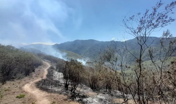 Continúa activo el fuego en el cerro Elefante en San Lorenzo