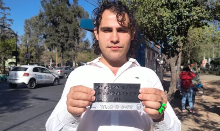 Inicia la instalación de placas en braille en las paradas de colectivo