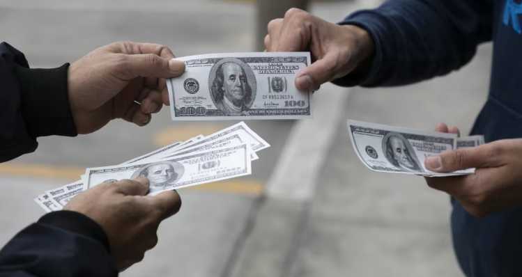 Tras la victoria de LLA, el dólar marca una fuerte baja de hasta $130 en Salta