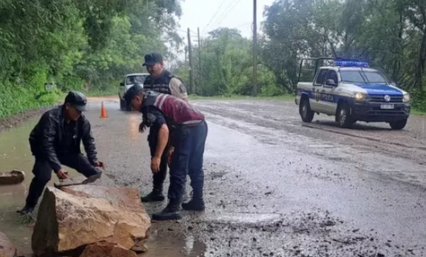 Asistencia policial a personas afectadas por las intensas lluvias en Capital y Valle de Lerma