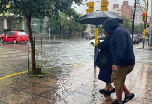 ¡A salir con paraguas! Arranca un finde XL caluroso pero con alerta de tormentas