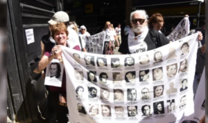 “Son 30.000 y que nos digan dónde están”: organismos de DD. HH. en Plaza de Mayo por el 50.º del golpe