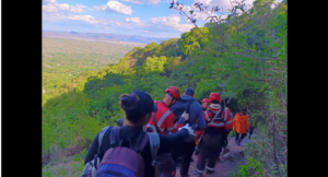Rescataron a una mujer herida en el Cerro Elefante tras un amplio operativo