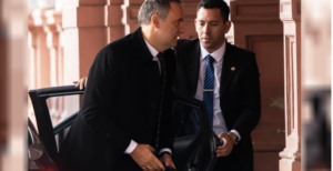Pese a la presión de los aliados, en el entorno de Adorni descartan una renuncia o licencia
