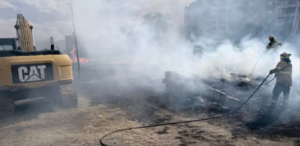 Cuadrillas trabajan en la sofocación de nuevos incendios de pastizales activados por el viento Zonda