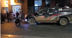 Una perra murió y su paseadora fue arrastrada tras ser embestidas en la senda peatonal