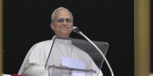 El Papa tuvo una “evolución posoperatoria normal” y caminó por la habitación